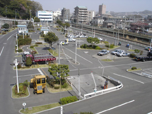 「細く長く」通学か「太く短く」合宿免許か？